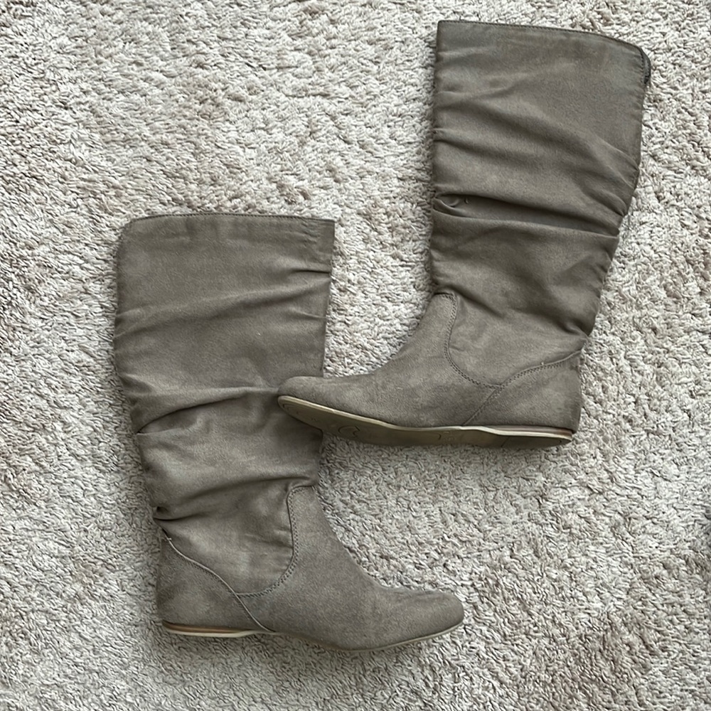 Arizona women’s boots size 9